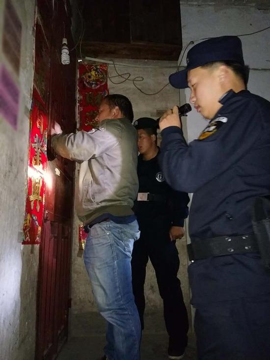 册亨县正气锁业开锁网粗心妈妈误将幼女锁家中 民警全城寻开锁师傅开门