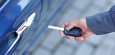 册亨县正气锁业开锁网汽车钥匙锁在车里了怎么办？如何开汽车锁